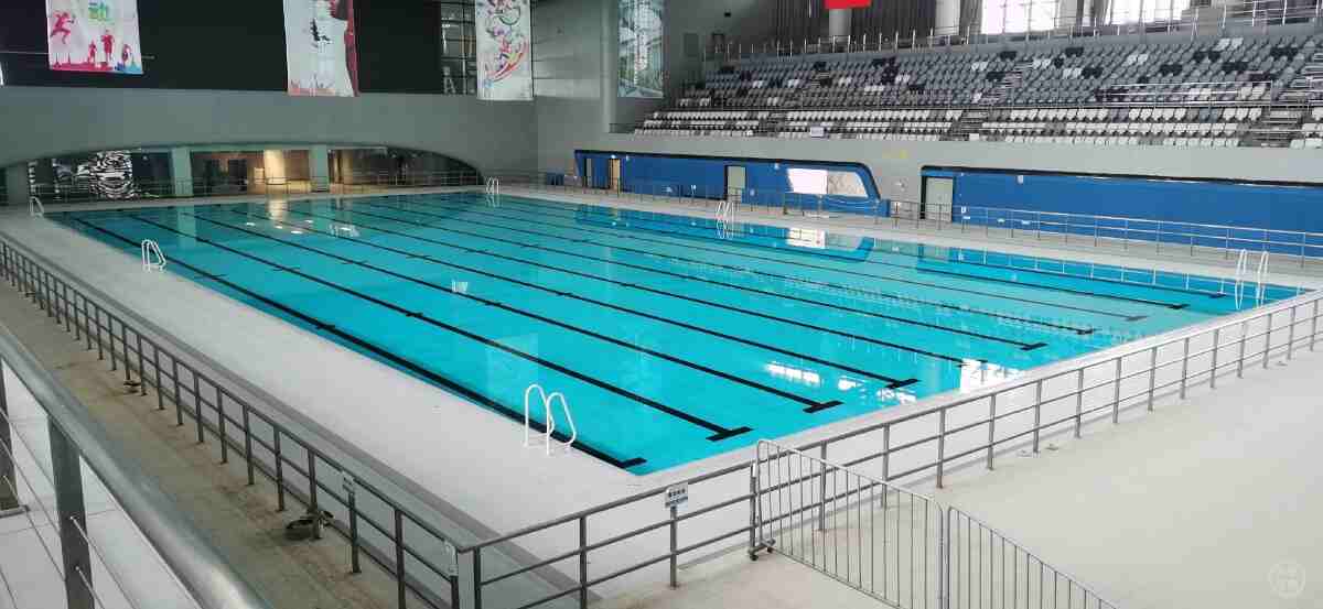 梦见游泳池有滿滿的水：解讀潛意識的豐盈與情感流動