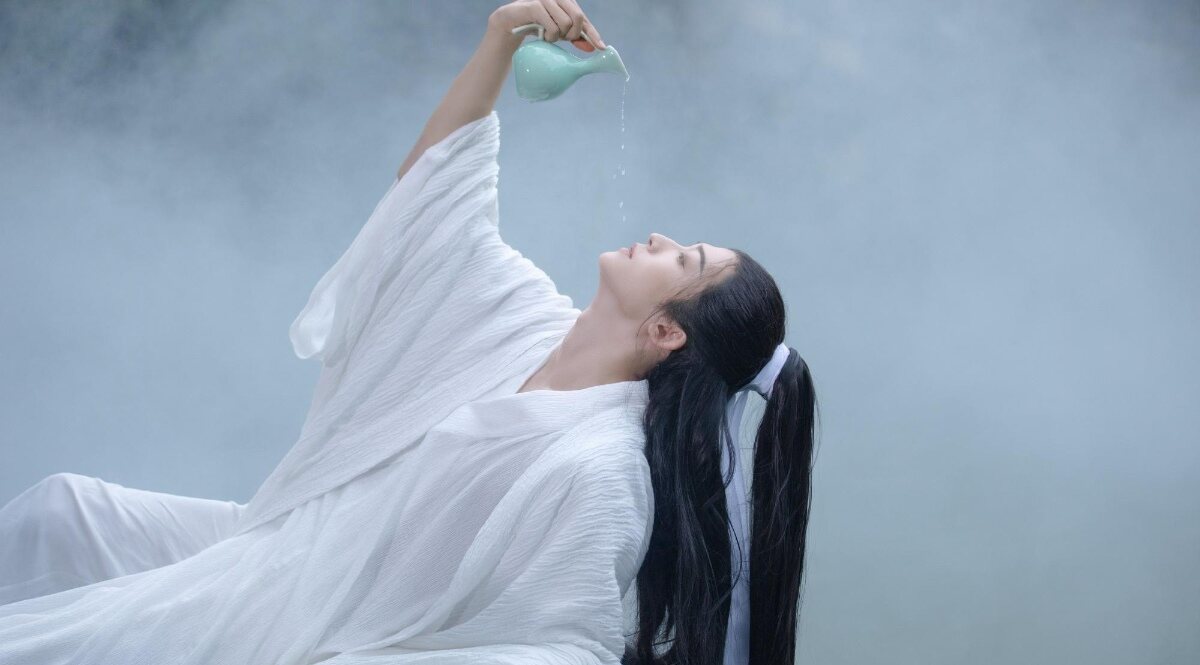 夢見自己穿一身白衣：從經典解夢到現實啟示的深度解讀