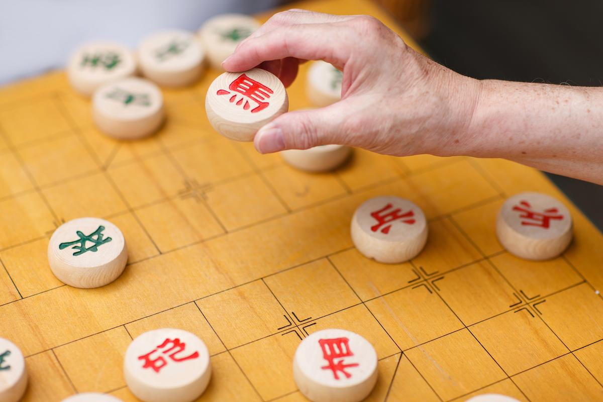 夢見和別人用星星下棋的解夢分析：星盤對弈的命運啟示
