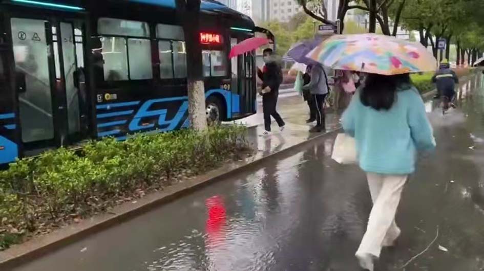 夢見下雨被淋濕衣服？周公解夢深度解析，帶你探索潛意識的訊息！